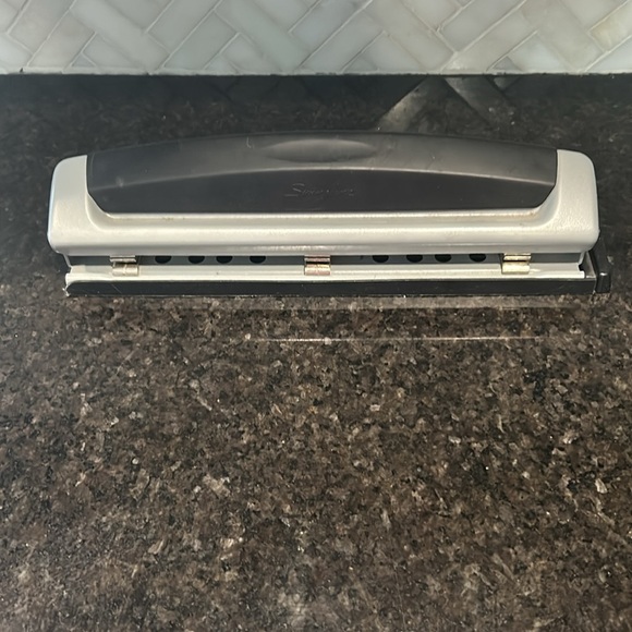 Swingline Precision Pro Top 3 Hole Puncher silver, and black - Picture 3 of 4